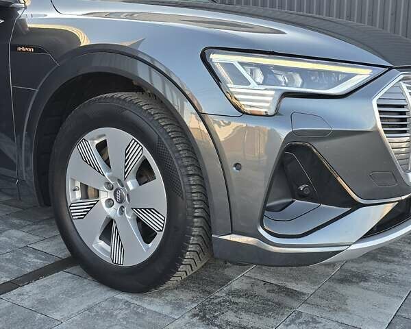 Серый Ауди E-Tron, объемом двигателя 0 л и пробегом 99 тыс. км за 31990 $, фото 20 на Automoto.ua
