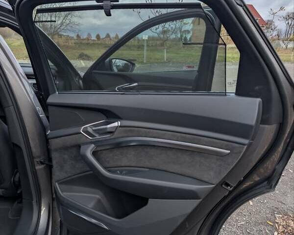 Серый Ауди E-Tron, объемом двигателя 0 л и пробегом 82 тыс. км за 32500 $, фото 18 на Automoto.ua