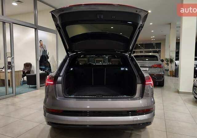 Серый Ауди E-Tron, объемом двигателя 0 л и пробегом 144 тыс. км за 29700 $, фото 8 на Automoto.ua