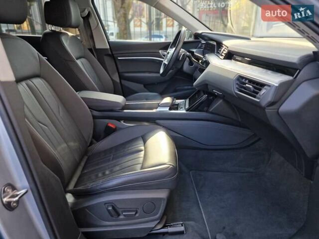 Серый Ауди E-Tron, объемом двигателя 0 л и пробегом 12 тыс. км за 31990 $, фото 49 на Automoto.ua