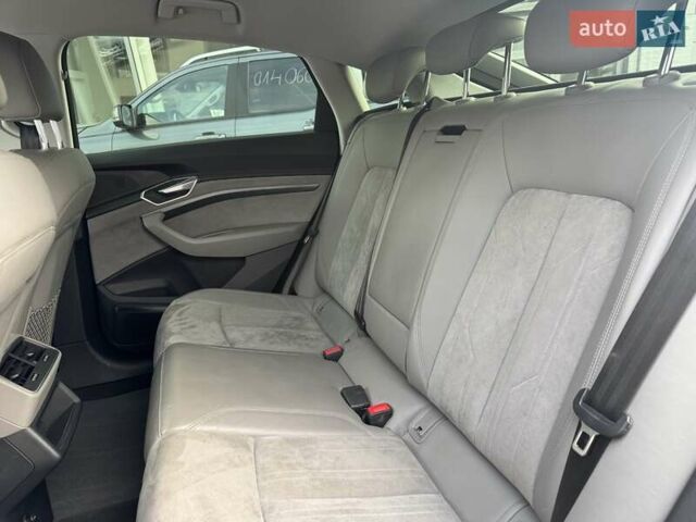 Серый Ауди E-Tron, объемом двигателя 0 л и пробегом 74 тыс. км за 30500 $, фото 21 на Automoto.ua