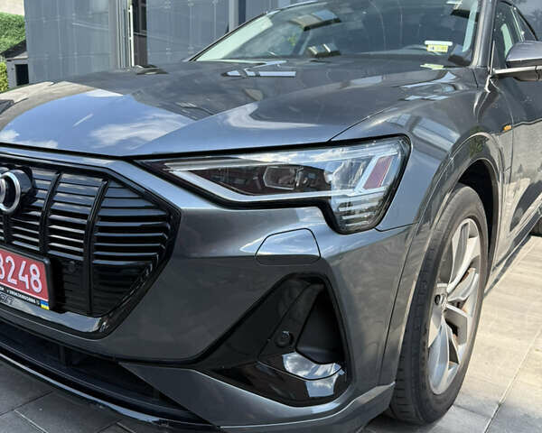 Ауді E-Tron 2020 у Києві на Automoto.ua Сірий Ауді E-Tron, об'ємом двигуна 0 л та пробігом 53 тис. км за 33900 $, фото 3 на Automoto.ua