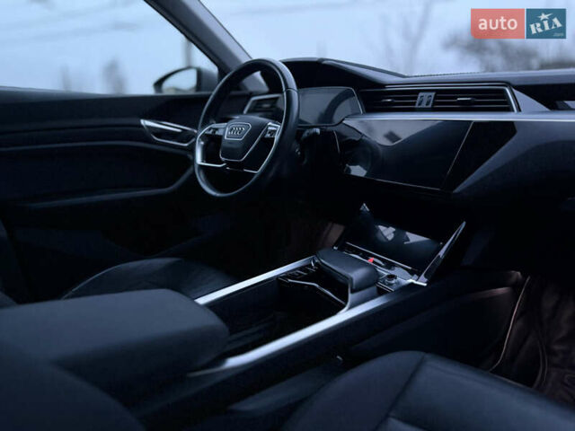 Ауди E-Tron 2020 в Житомире на Automoto.ua Серый Ауди E-Tron, объемом двигателя 0 л и пробегом 169 тыс. км за 22899 $, фото 10 на Automoto.ua