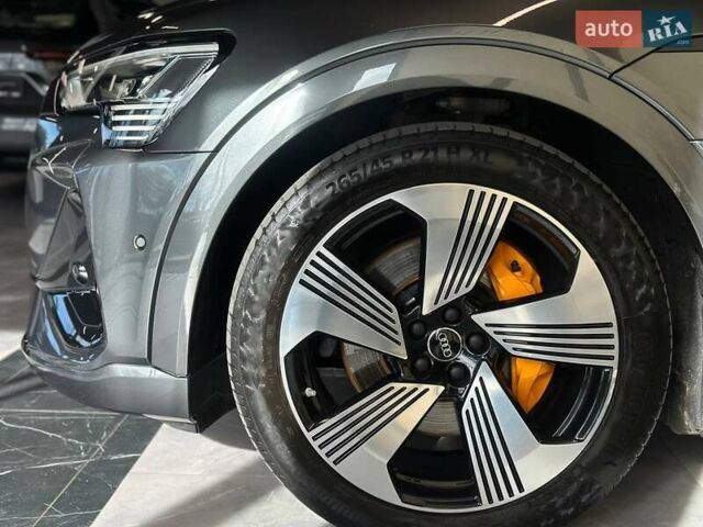 Серый Ауди E-Tron, объемом двигателя 0 л и пробегом 53 тыс. км за 37900 $, фото 2 на Automoto.ua