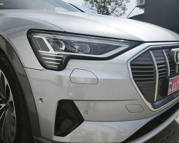 Серый Ауди E-Tron, объемом двигателя 0 л и пробегом 70 тыс. км за 34500 $, фото 62 на Automoto.ua