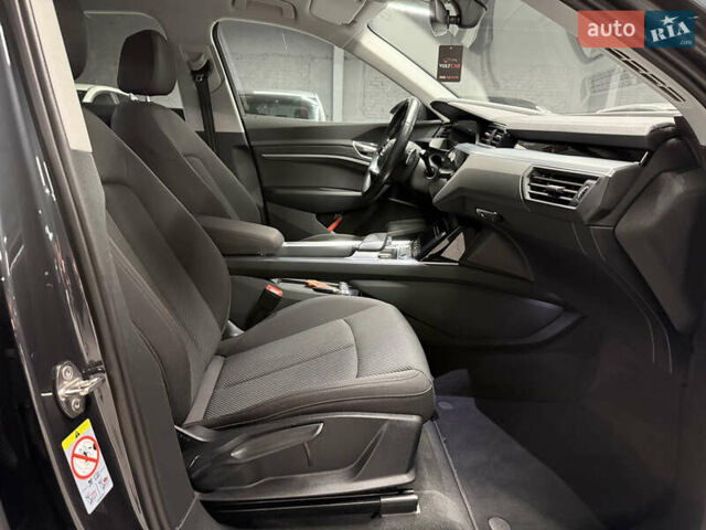 Серый Ауди E-Tron, объемом двигателя 0 л и пробегом 207 тыс. км за 20000 $, фото 52 на Automoto.ua