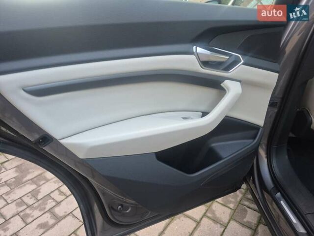 Ауди E-Tron 2020 в Хмельницком на Automoto.ua Серый Ауди E-Tron, объемом двигателя 0 л и пробегом 146 тыс. км за 22700 $, фото 64 на Automoto.ua