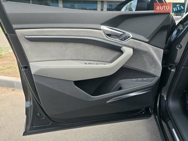 Сірий Ауді E-Tron, об'ємом двигуна 0 л та пробігом 90 тис. км за 37777 $, фото 6 на Automoto.ua