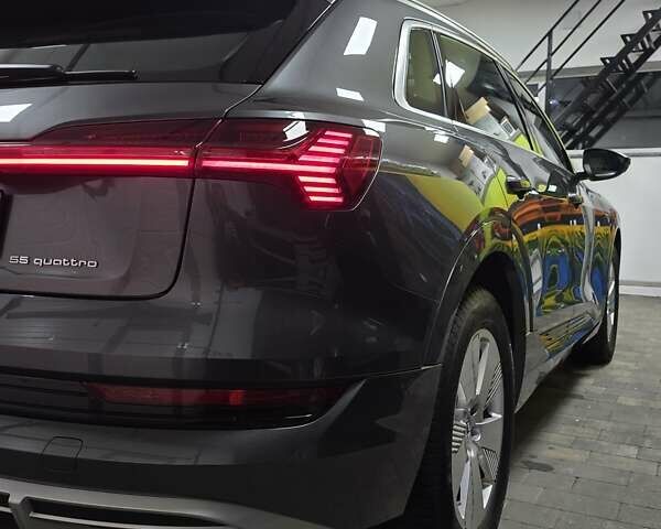 Серый Ауди E-Tron, объемом двигателя 0 л и пробегом 99 тыс. км за 31990 $, фото 48 на Automoto.ua