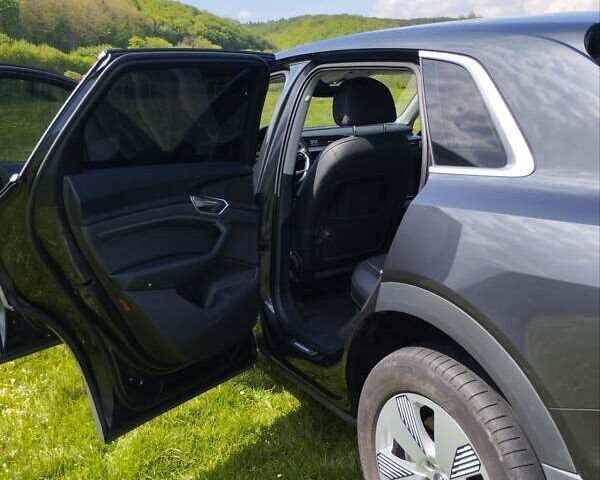 Серый Ауди E-Tron, объемом двигателя 0 л и пробегом 77 тыс. км за 33100 $, фото 18 на Automoto.ua