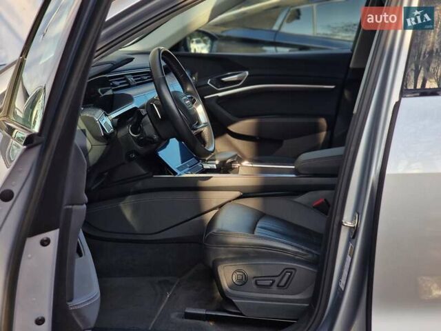 Серый Ауди E-Tron, объемом двигателя 0 л и пробегом 12 тыс. км за 31990 $, фото 46 на Automoto.ua