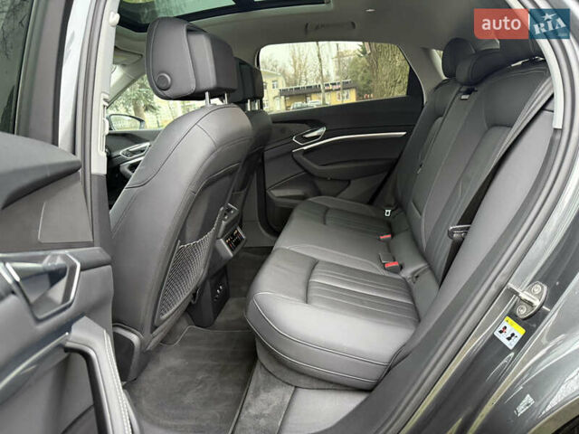 Сірий Ауді E-Tron, об'ємом двигуна 0 л та пробігом 53 тис. км за 34000 $, фото 34 на Automoto.ua