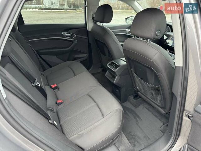 Серый Ауди E-Tron, объемом двигателя 0 л и пробегом 109 тыс. км за 30900 $, фото 23 на Automoto.ua