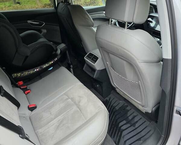 Серый Ауди E-Tron, объемом двигателя 0 л и пробегом 90 тыс. км за 36500 $, фото 43 на Automoto.ua