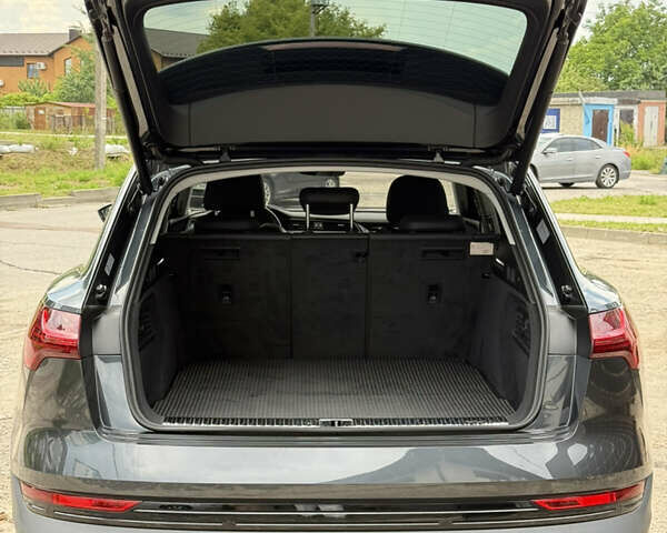 Сірий Ауді E-Tron, об'ємом двигуна 0 л та пробігом 50 тис. км за 33900 $, фото 6 на Automoto.ua