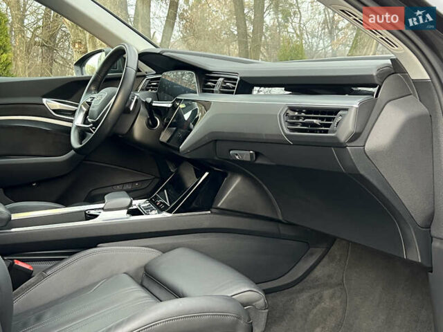Сірий Ауді E-Tron, об'ємом двигуна 0 л та пробігом 143 тис. км за 30800 $, фото 17 на Automoto.ua
