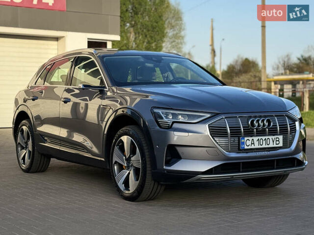 Серый Ауди E-Tron, объемом двигателя 0 л и пробегом 65 тыс. км за 35500 $, фото 2 на Automoto.ua