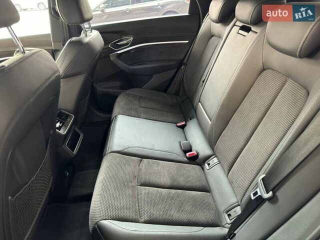 Серый Ауди E-Tron, объемом двигателя 0 л и пробегом 119 тыс. км за 33500 $, фото 24 на Automoto.ua