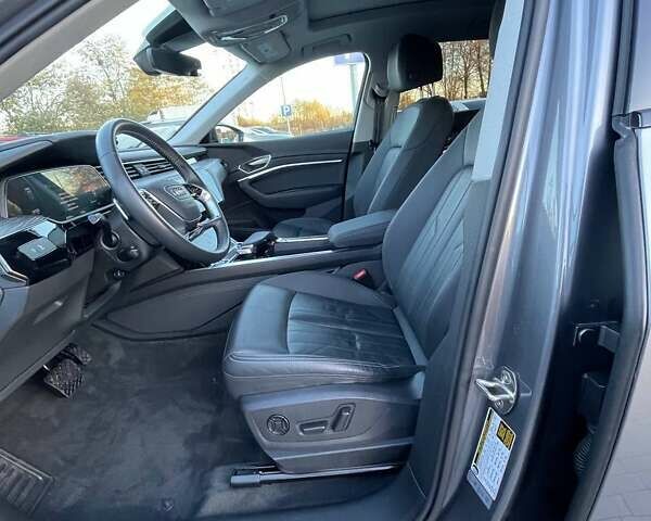 Серый Ауди E-Tron, объемом двигателя 0 л и пробегом 45 тыс. км за 29900 $, фото 11 на Automoto.ua