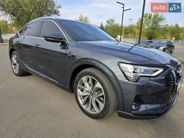 Ауди E-Tron 2020 в Днепре (Днепропетровске) на Automoto.ua Серый Ауди E-Tron, объемом двигателя 0 л и пробегом 90 тыс. км за 37777 $, фото 1 на Automoto.ua