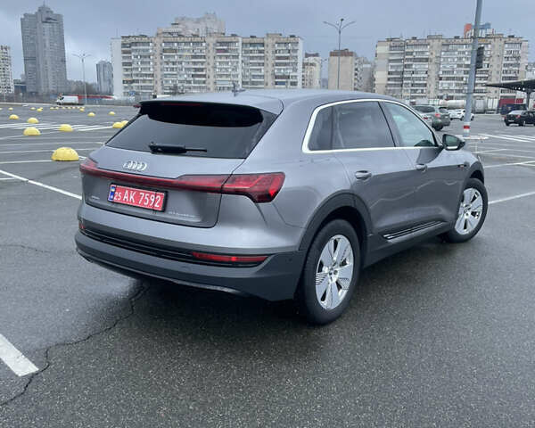 Серый Ауди E-Tron, объемом двигателя 0 л и пробегом 80 тыс. км за 28600 $, фото 5 на Automoto.ua