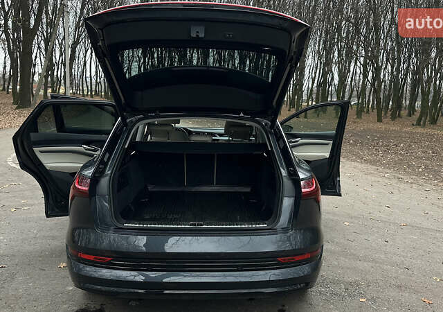 Сірий Ауді E-Tron, об'ємом двигуна 0 л та пробігом 83 тис. км за 29700 $, фото 17 на Automoto.ua