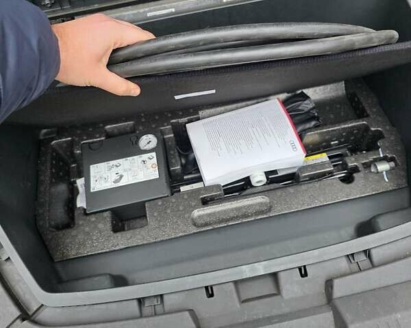 Серый Ауди E-Tron, объемом двигателя 0 л и пробегом 90 тыс. км за 36500 $, фото 21 на Automoto.ua