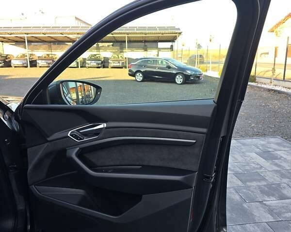 Серый Ауди E-Tron, объемом двигателя 0 л и пробегом 99 тыс. км за 31990 $, фото 87 на Automoto.ua