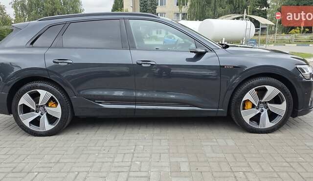 Серый Ауди E-Tron, объемом двигателя 0 л и пробегом 112 тыс. км за 29800 $, фото 1 на Automoto.ua