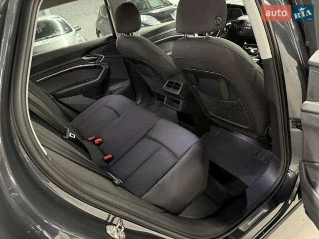 Серый Ауди E-Tron, объемом двигателя 0 л и пробегом 207 тыс. км за 20000 $, фото 44 на Automoto.ua