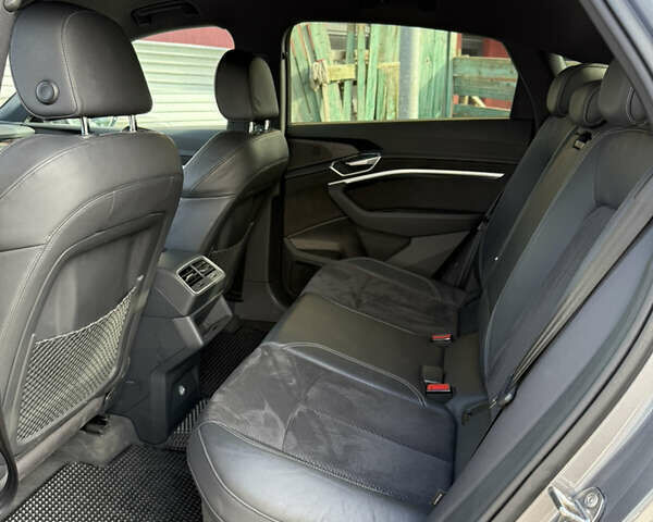 Серый Ауди E-Tron, объемом двигателя 0 л и пробегом 145 тыс. км за 37500 $, фото 46 на Automoto.ua