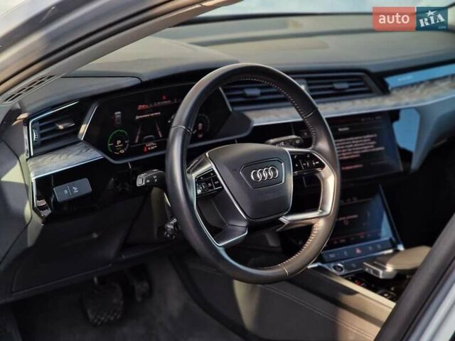 Серый Ауди E-Tron, объемом двигателя 0 л и пробегом 12 тыс. км за 31990 $, фото 47 на Automoto.ua