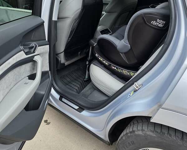 Серый Ауди E-Tron, объемом двигателя 0 л и пробегом 90 тыс. км за 36500 $, фото 44 на Automoto.ua