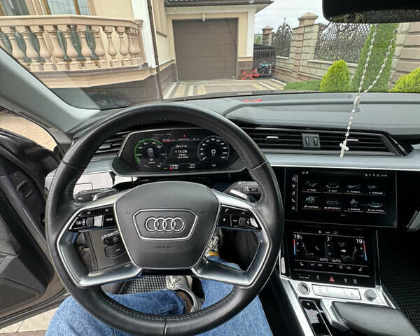 Серый Ауди E-Tron, объемом двигателя 0 л и пробегом 114 тыс. км за 26333 $, фото 8 на Automoto.ua