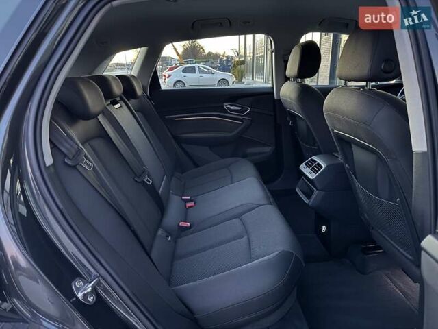 Серый Ауди E-Tron, объемом двигателя 0 л и пробегом 97 тыс. км за 21900 $, фото 63 на Automoto.ua