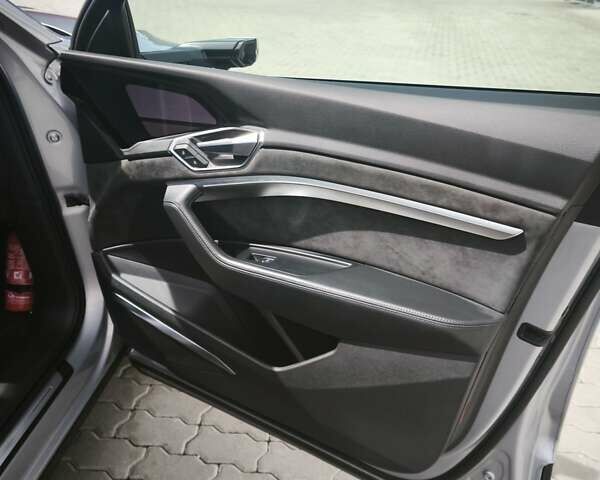 Серый Ауди E-Tron, объемом двигателя 0 л и пробегом 70 тыс. км за 34500 $, фото 94 на Automoto.ua