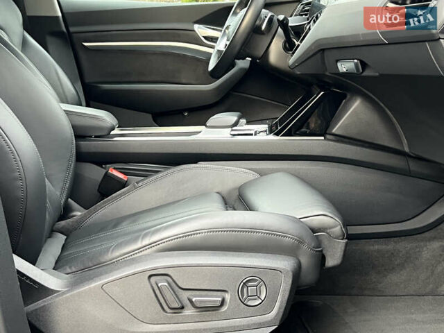 Сірий Ауді E-Tron, об'ємом двигуна 0 л та пробігом 143 тис. км за 30800 $, фото 18 на Automoto.ua