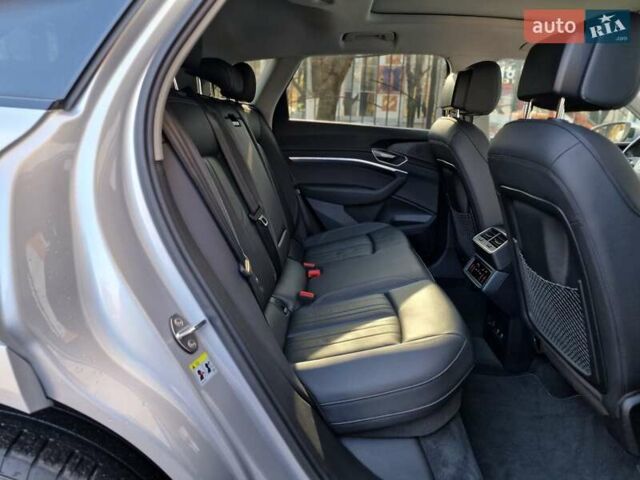 Серый Ауди E-Tron, объемом двигателя 0 л и пробегом 12 тыс. км за 31990 $, фото 57 на Automoto.ua