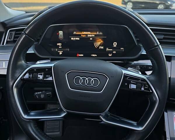 Серый Ауди E-Tron, объемом двигателя 0 л и пробегом 99 тыс. км за 31990 $, фото 77 на Automoto.ua