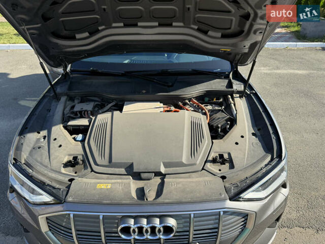 Сірий Ауді E-Tron, об'ємом двигуна 0 л та пробігом 65 тис. км за 39990 $, фото 46 на Automoto.ua