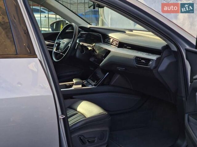 Серый Ауди E-Tron, объемом двигателя 0 л и пробегом 12 тыс. км за 31990 $, фото 51 на Automoto.ua