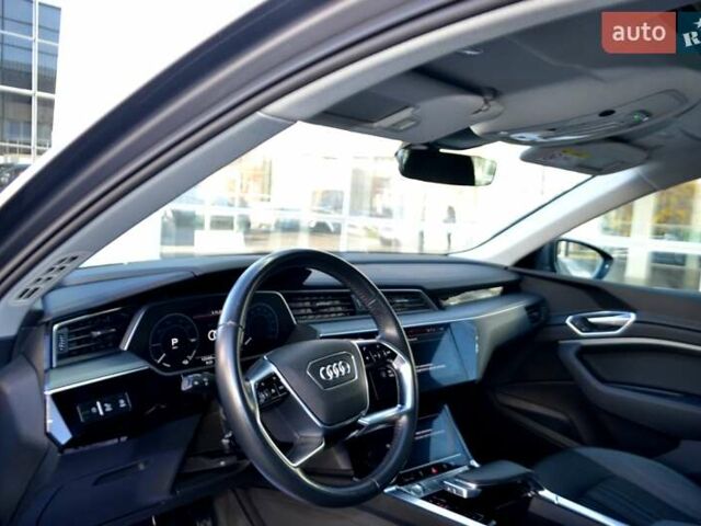 Серый Ауди E-Tron, объемом двигателя 0 л и пробегом 125 тыс. км за 23800 $, фото 158 на Automoto.ua