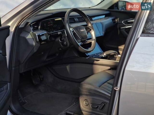 Серый Ауди E-Tron, объемом двигателя 0 л и пробегом 12 тыс. км за 31990 $, фото 45 на Automoto.ua