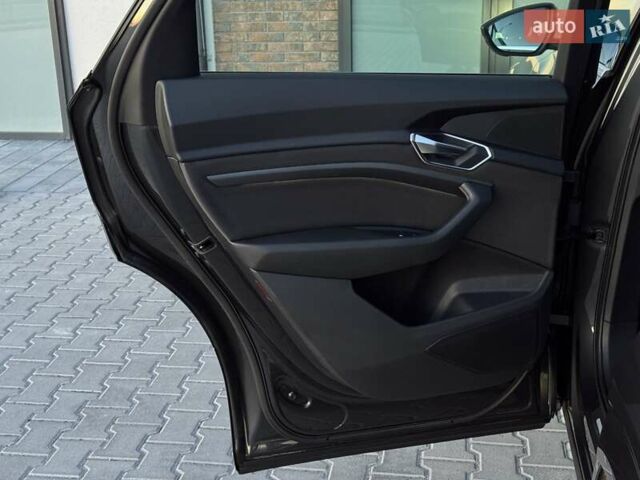 Серый Ауди E-Tron, объемом двигателя 0 л и пробегом 97 тыс. км за 21900 $, фото 61 на Automoto.ua