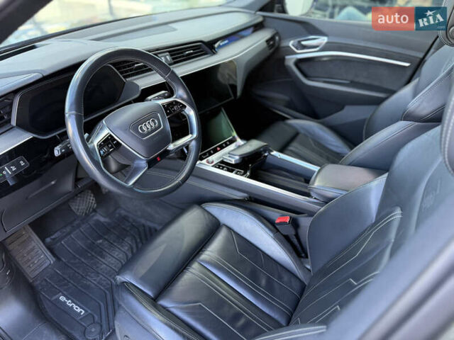 Серый Ауди E-Tron, объемом двигателя 0 л и пробегом 41 тыс. км за 44990 $, фото 32 на Automoto.ua