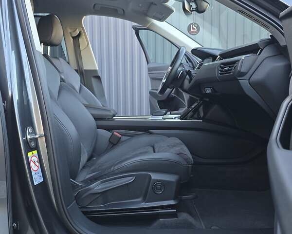 Серый Ауди E-Tron, объемом двигателя 0 л и пробегом 99 тыс. км за 31990 $, фото 86 на Automoto.ua