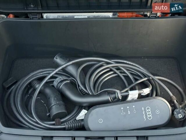 Серый Ауди E-Tron, объемом двигателя 0 л и пробегом 29 тыс. км за 38300 $, фото 33 на Automoto.ua