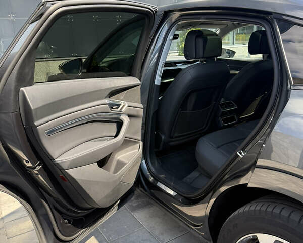 Ауді E-Tron 2020 у Києві на Automoto.ua Сірий Ауді E-Tron, об'ємом двигуна 0 л та пробігом 53 тис. км за 33900 $, фото 38 на Automoto.ua