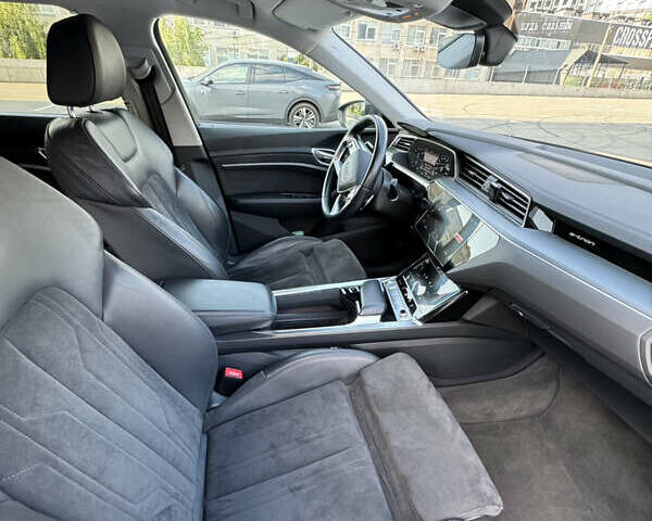 Серый Ауди E-Tron, объемом двигателя 0 л и пробегом 65 тыс. км за 25900 $, фото 7 на Automoto.ua