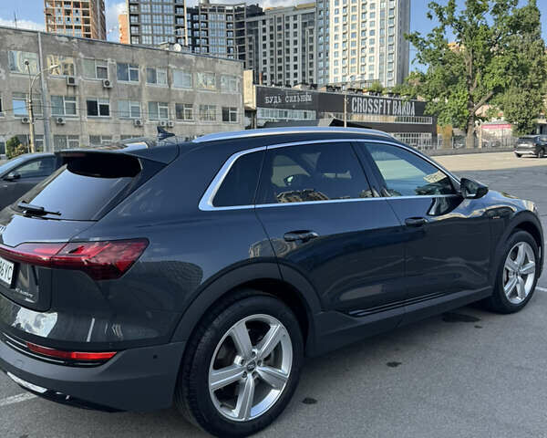 Серый Ауди E-Tron, объемом двигателя 0 л и пробегом 65 тыс. км за 25900 $, фото 4 на Automoto.ua